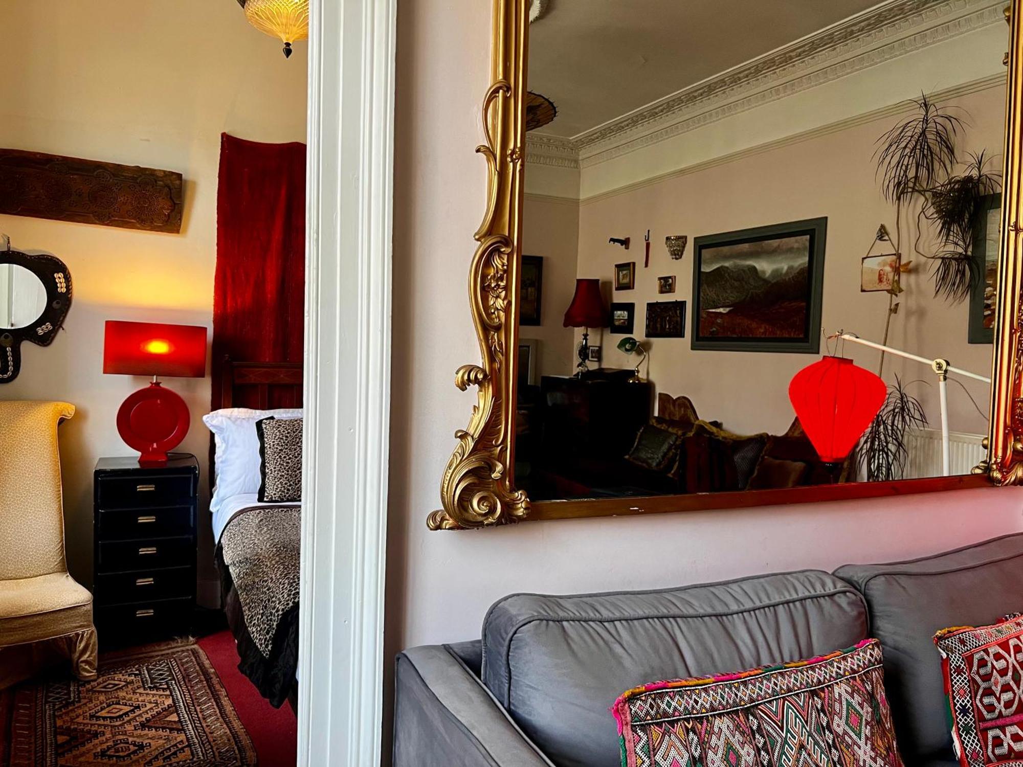 Central Apartment With Parking, Original Art And Antiques Edinburgh Ngoại thất bức ảnh