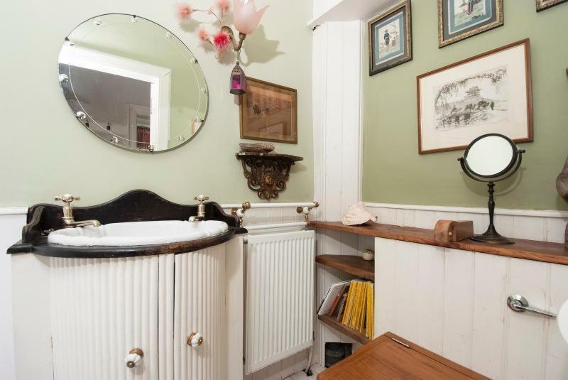 Central Apartment With Parking, Original Art And Antiques Edinburgh Ngoại thất bức ảnh